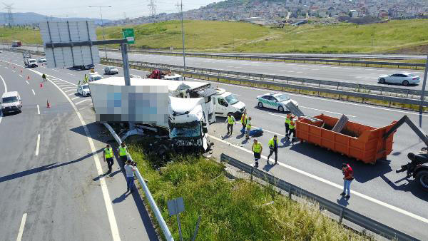 Sancaktepe Kuzey Marmara Otoyolu’nda TIR bariyerlere girdi