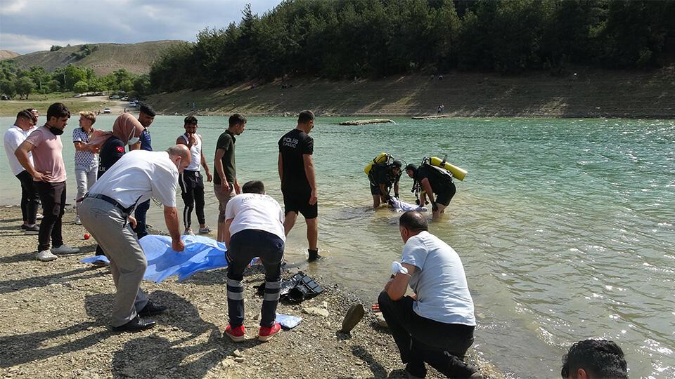 Çocuklarını kurtarırken boğuldu