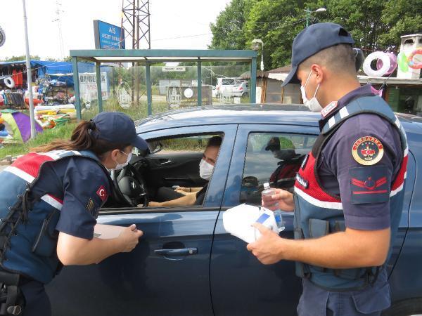 Jandarmadan kolonya ve çikolatalı trafik denetimi