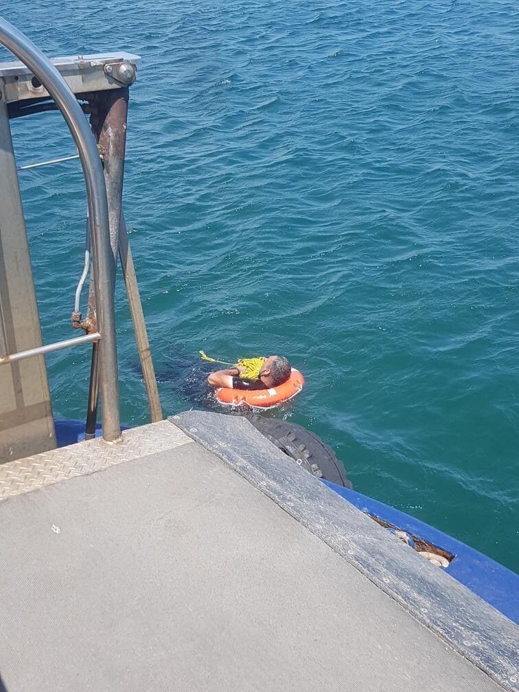 Kadıköy-Eminönü seferini yapan yolcu vapurundan düşen kişi kurtarıldı