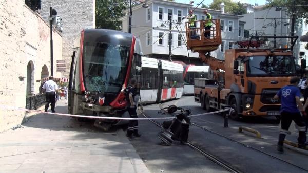 Pos cihazına takılan tramvay, raylardan çıkıp elektrik direğine çarptı