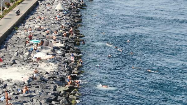 Sıcaktan bunalanlar Sarayburnu Sahili’nde denize girdi