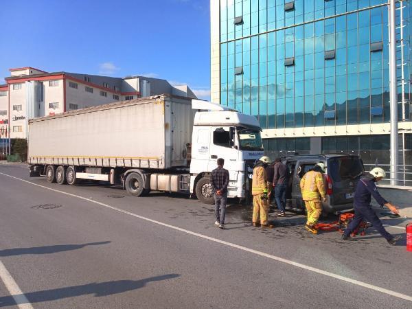 Esenyurt’ta TIR, hafif ticari araçla çarpıştı