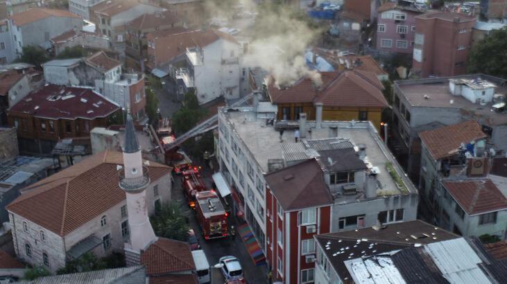 Fatih’te iki katlı ahşap otelde yangın