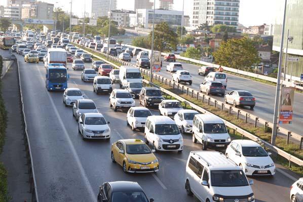 İstanbul haftanın ilk iş gününe yoğun trafikle başladı