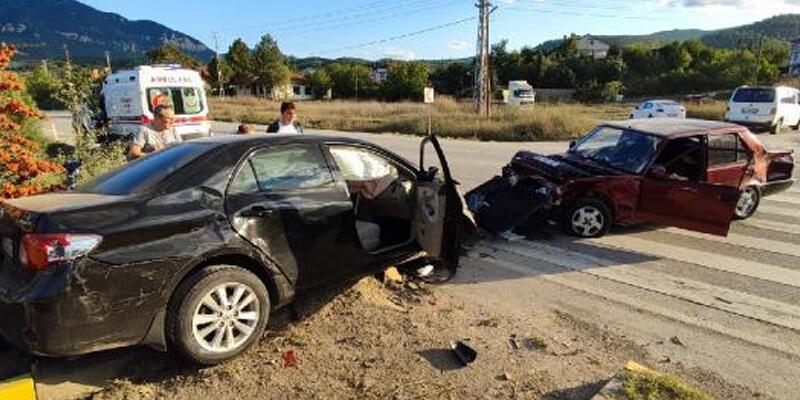 Karabük’te kavşakta iki otomobil çarpıştı: 6 yaralı