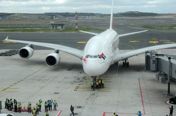 Dünyanın en büyük uçağı İstanbul’a ilk yolcularını taşıdı